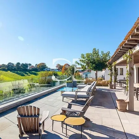 Guethary Avec Piscine Chauffee Donnant Sur Vue Exceptionnelle Sur La Rhune. Holiday home