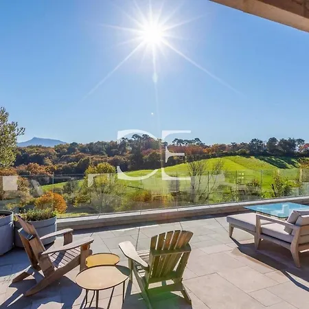 Guethary Avec Piscine Chauffee Donnant Sur Vue Exceptionnelle Sur La Rhune. Holiday home