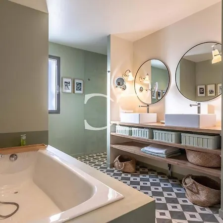 Guethary Avec Piscine Chauffee Donnant Sur Vue Exceptionnelle Sur La Rhune. Holiday home *
